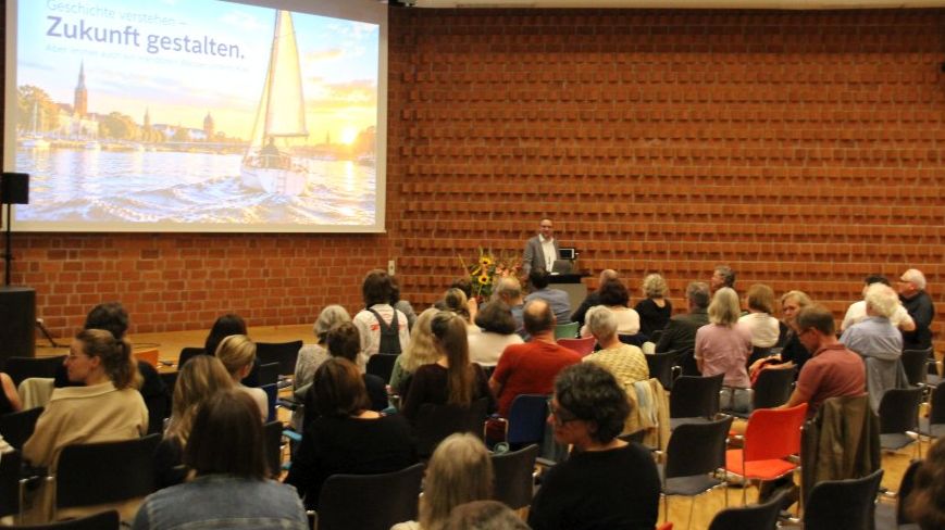 Institutsleiter Holger Grotjohann vor Publikum 