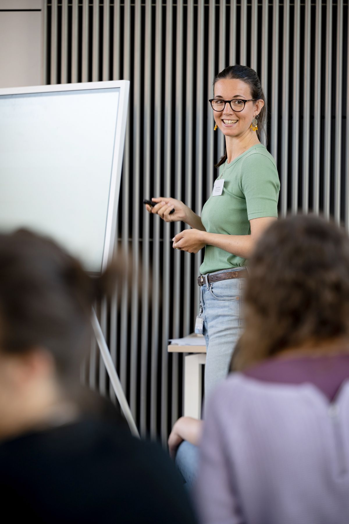 Das Foto zeigt die universitäre Klimaschutzmanagerin Frau Krämer, bei der Eröffnungsrede zum ersten Sustainability Sounding Boards des universitären Klimaschutzmanagements.