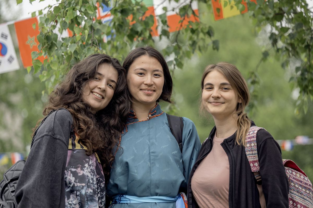 Besucher*innen auf dem Sommerfest