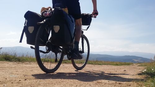 Radfahrer mit Gepäck unterwegs.