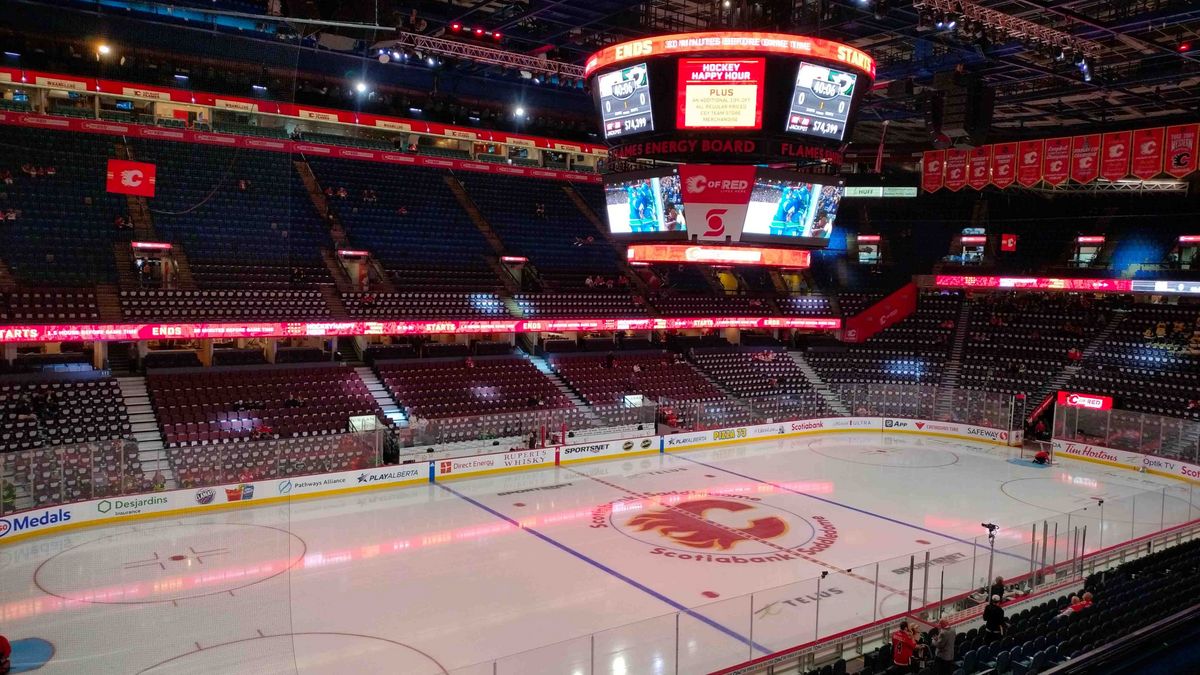 Eishockeystadion der Calgary Flames mit beleuchtetem Videowürfel und Eisfläche.