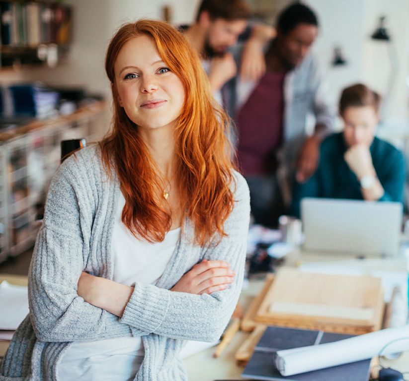 Porträt einer jungen Frau in einem modernen Büro 
