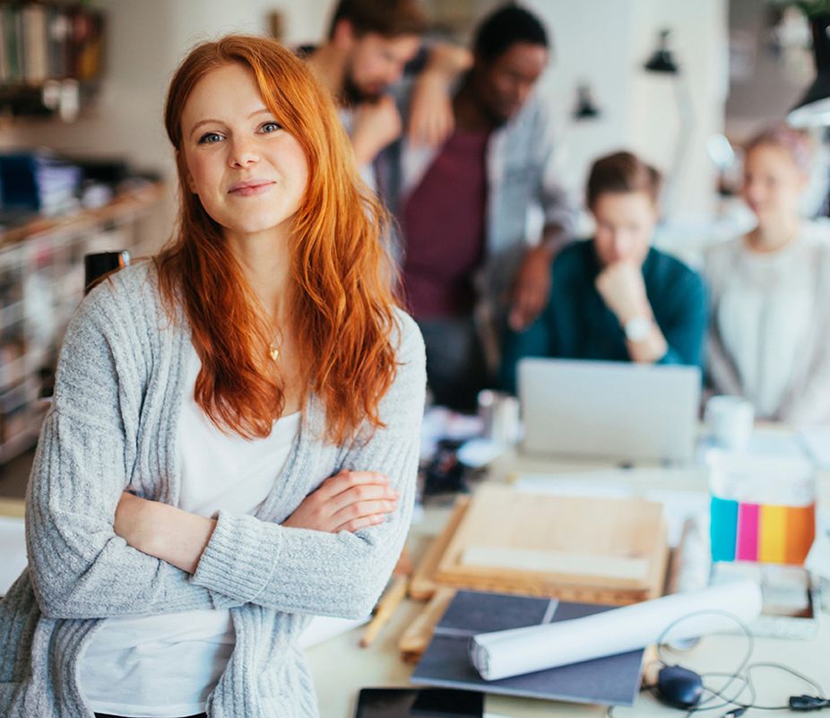 Porträt einer jungen Frau in einem modernen Büro 