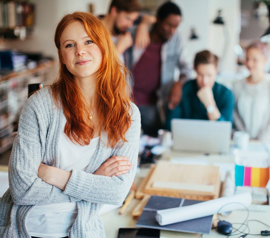 Porträt einer jungen Frau in einem modernen Büro 