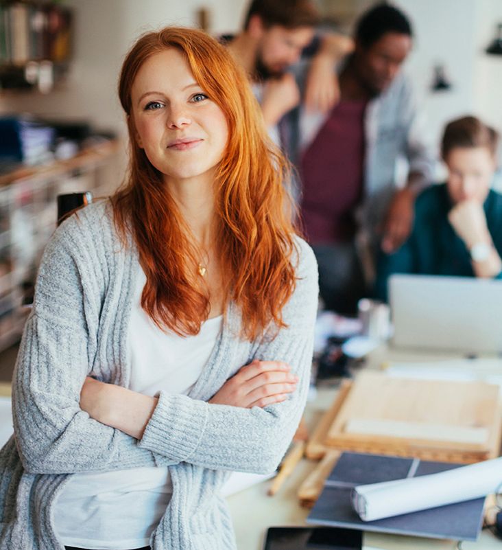 Porträt einer jungen Frau in einem modernen Büro 