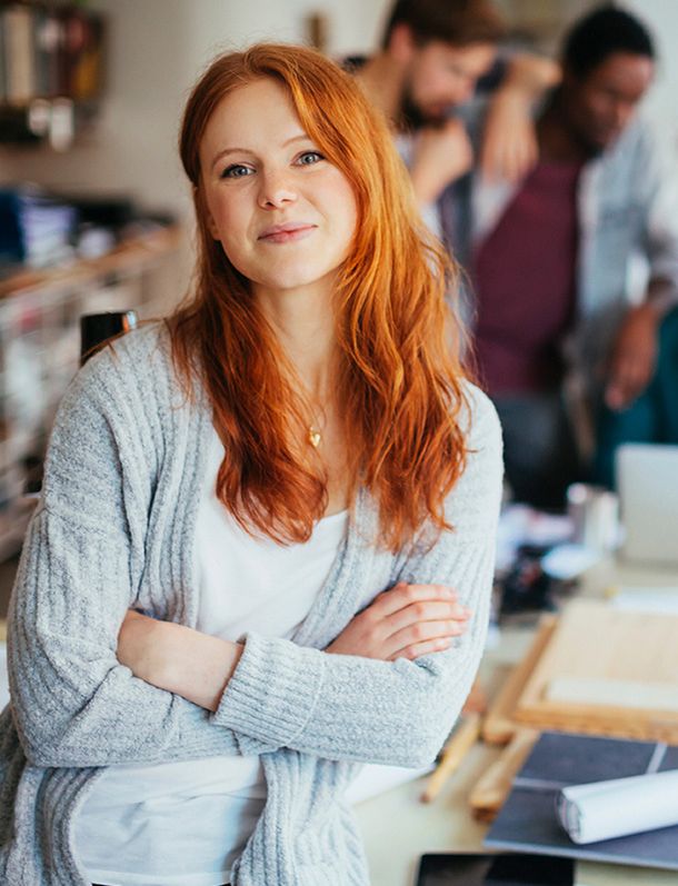 Porträt einer jungen Frau in einem modernen Büro 
