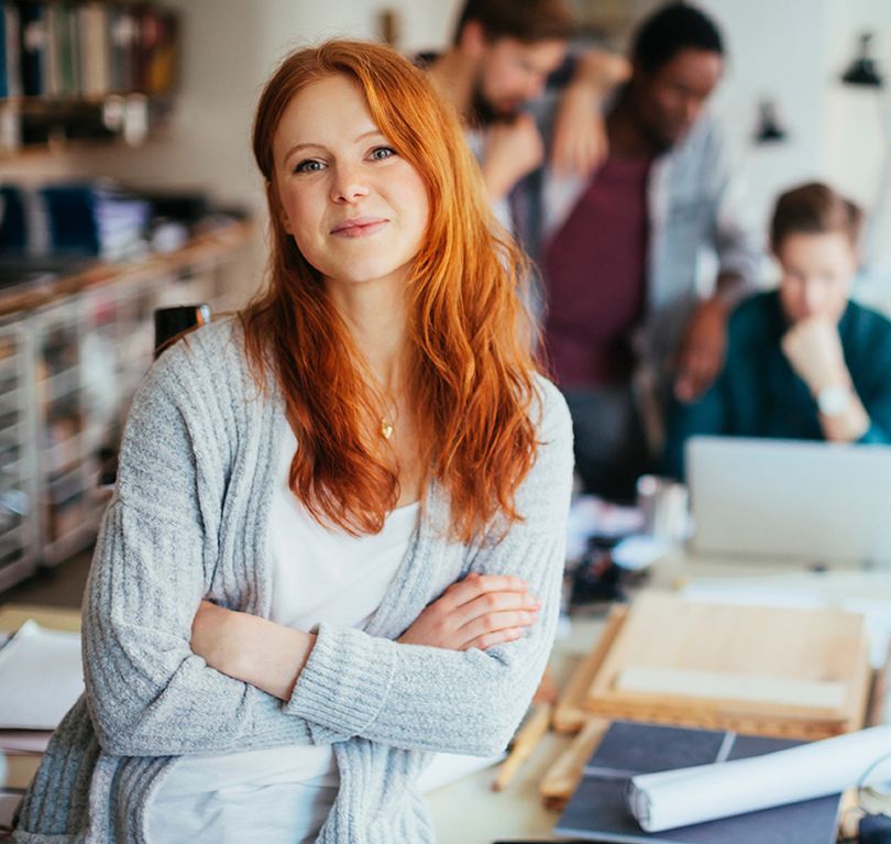 Porträt einer jungen Frau in einem modernen Büro 