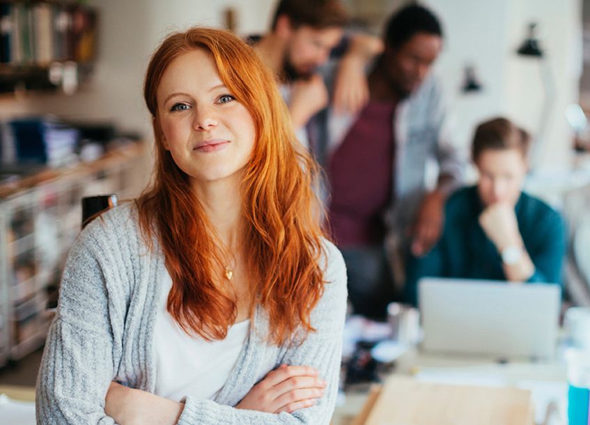 Porträt einer jungen Frau in einem modernen Büro 