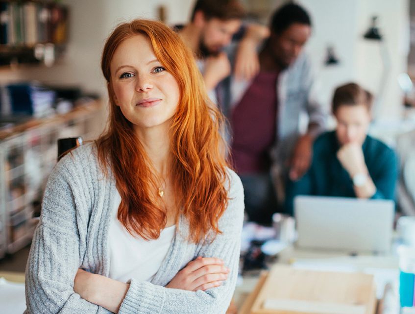 Porträt einer jungen Frau in einem modernen Büro 