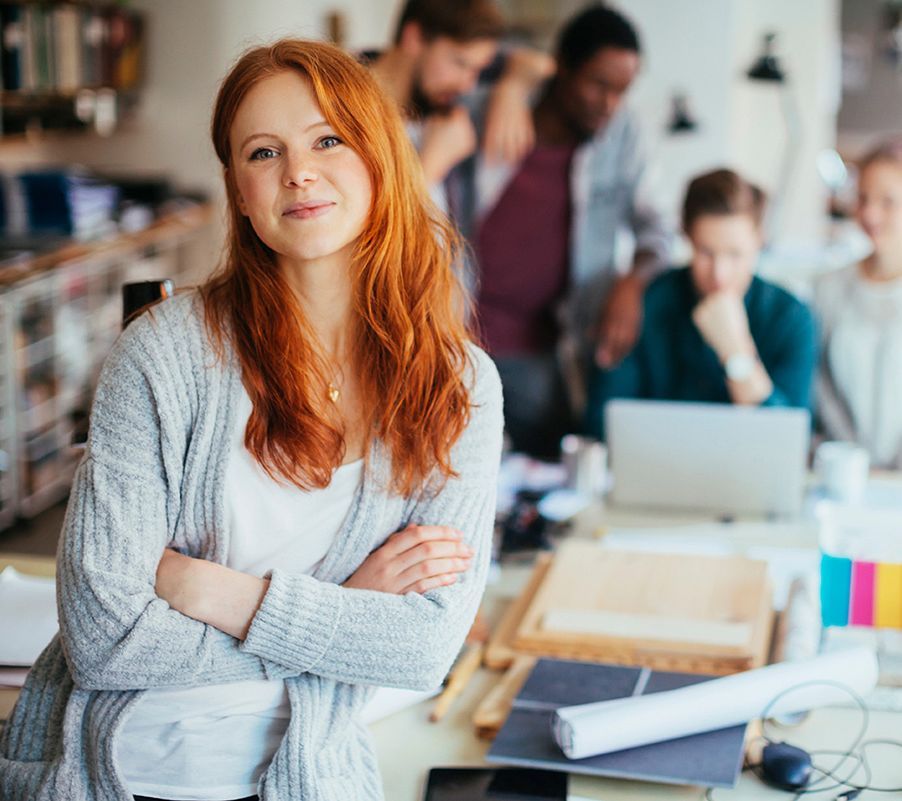 Porträt einer jungen Frau in einem modernen Büro 