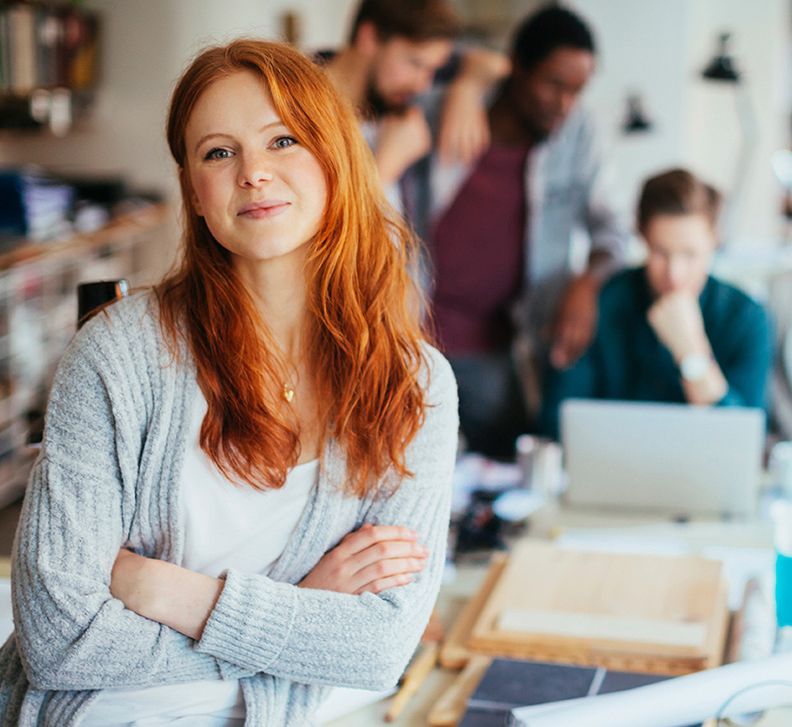 Porträt einer jungen Frau in einem modernen Büro 