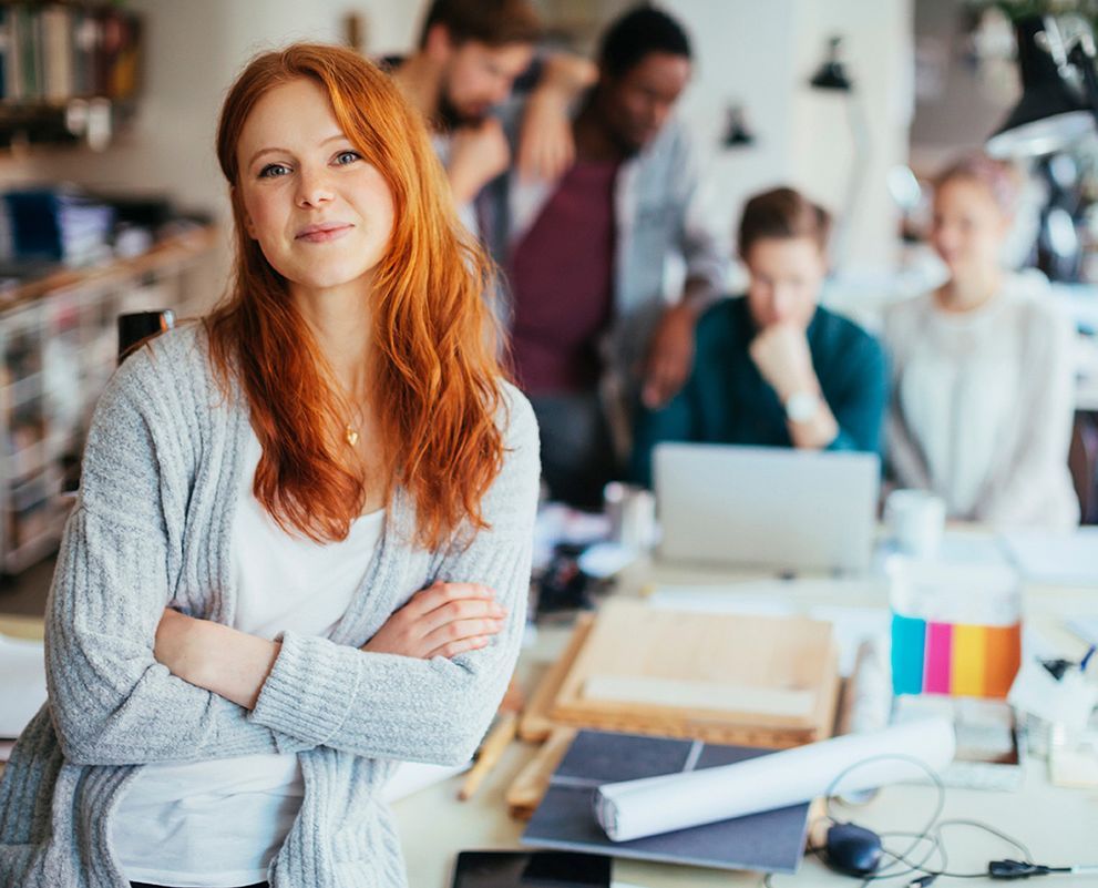 Porträt einer jungen Frau in einem modernen Büro 