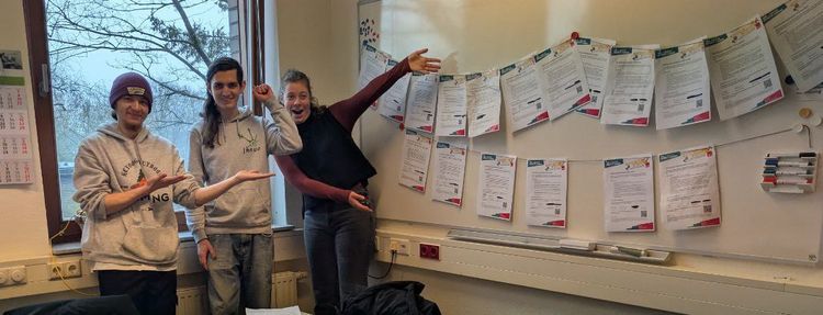 The header image shows three young apprentices presenting a lot of petition slips from the Azubikampangne Wohnen.