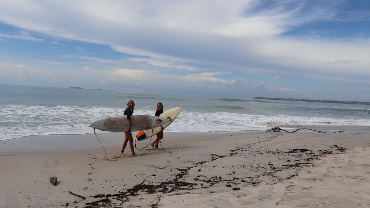 Strand "Playa la Lancha Punta Mita Nayarit" mit zwei Surfer*innen