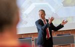 The photo shows University President Prof Dr Ralph Bruder during his welcoming address. He can be seen with his upper body and gesticulating as he speaks.