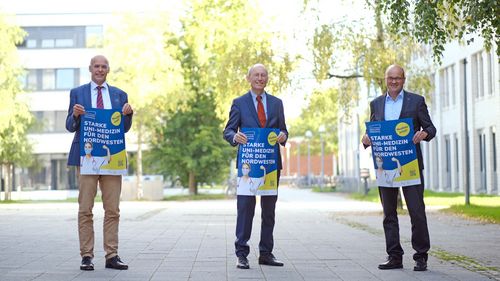 The Dean of the School of Medicine, Prof Dr Hans Gerd Nothwang, the University President Prof Dr Dr Hans Michael Piper and the Head of Division 4: Facility management, Meik Möllers, on the University campus.