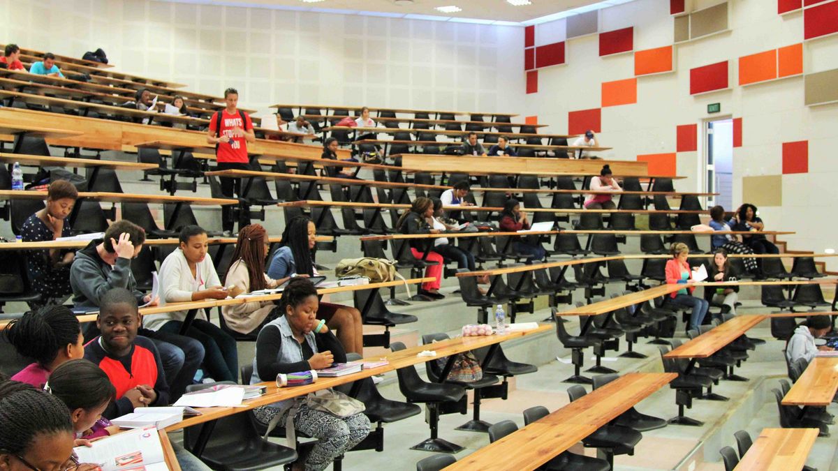 Ein Hörsaal der Nelson Mandela University mit Studierenden, die auf eine Vorlesung warten oder arbeiten.