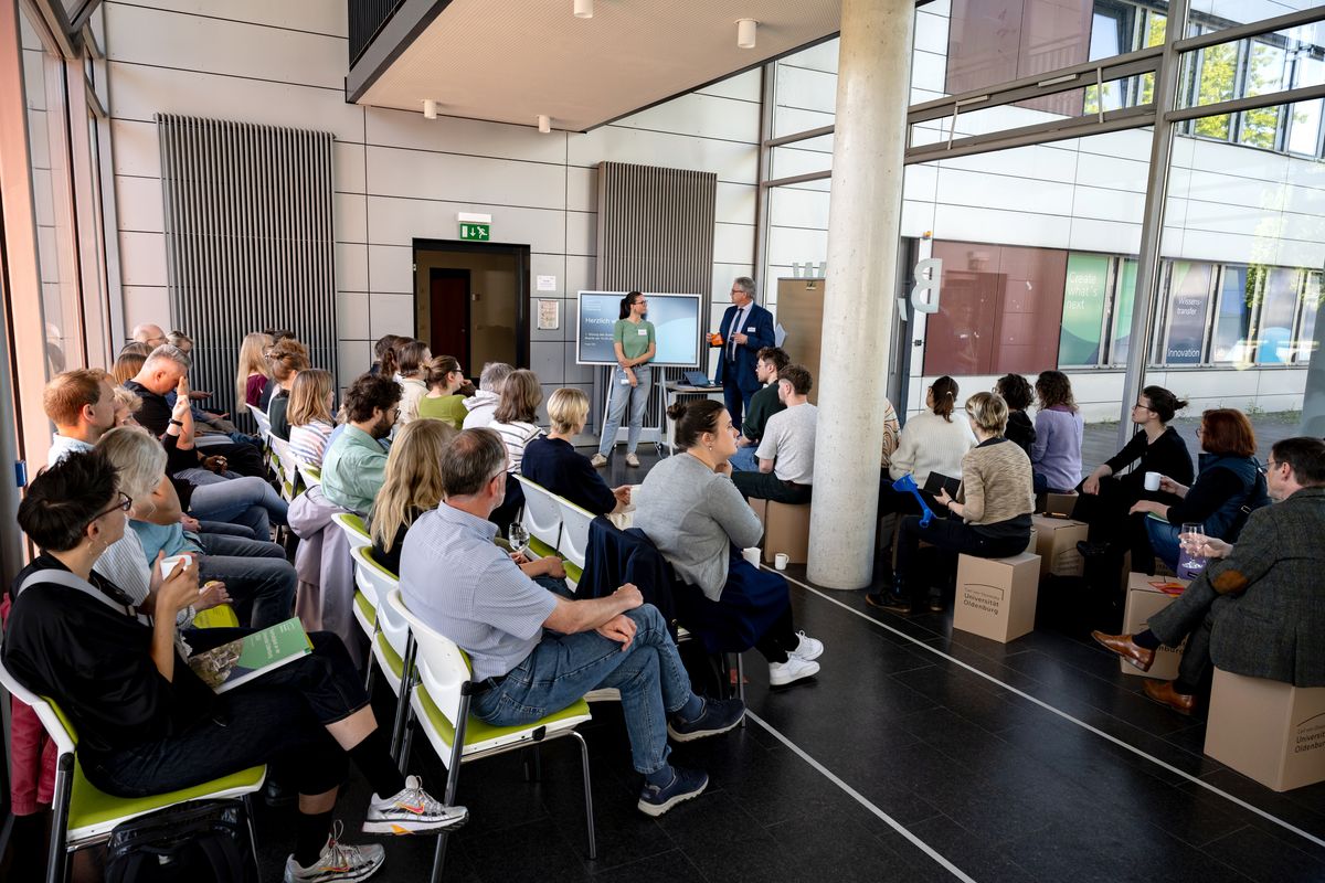 Das Foto zeigt die sitzenden Teilnehmenden bei der Eröffnungsrede zum ersten Sustainability Sounding Boards des universitären Klimaschutzmanagements.