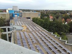 The photo shows the PV system on the roof of building A02, on the bridge to the library and the refectory building.