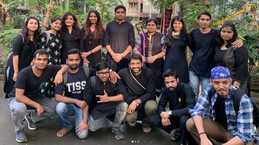 Eine Gruppe von Studierenden posiert auf dem Gelände des Tata Institute of Social Sciences.