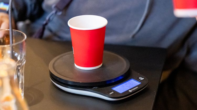 Ein Becher auf einer Waage