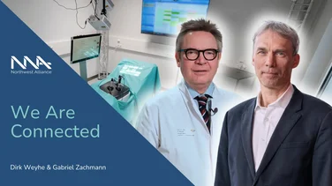 Dirk Weyhe und Gabriel Zachmann, im Hintergrund ein OP-Saal