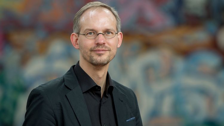Portrait von Gastbeitrag-Autor Prof. Dr. Dr. Joachim Willems. 