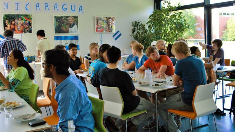 Ein Länderabend zu Nicaragua wird im IKT gefeiert. Menschen sitzen an Tischen und essen.