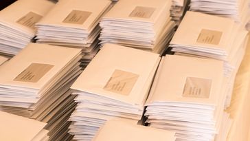 Briefe liegen gestapelt übereinander.