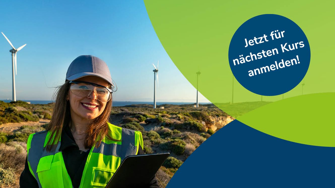 20 Jahre Jubileum Windstudium Eine Frau in Warnweste steht vor mehreren Windrädern und lächelt in die Kamera.