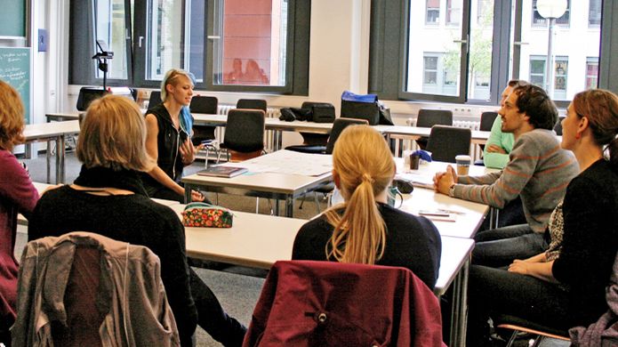 Eine Gruppe sitzt im Seminarraum und führt ein Gespräch (Foto: Lisa Leihe)
