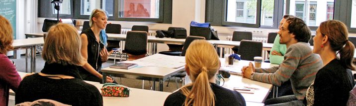 Eine Gruppe sitzt im Seminarraum und führt ein Gespräch (Foto: Lisa Leihe)
