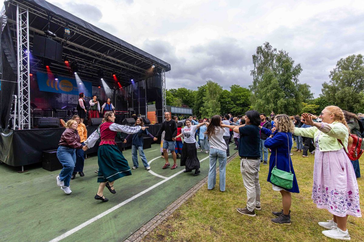 Tanz vor der Bühne beim Auftritt von der Folkloregruppe "Rodovid"