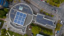 Foto der PV-Anlagen aus der Vogelperspektive auf dem Dach des Hörsaalgebäudes von A14 am Standort Haarentor.