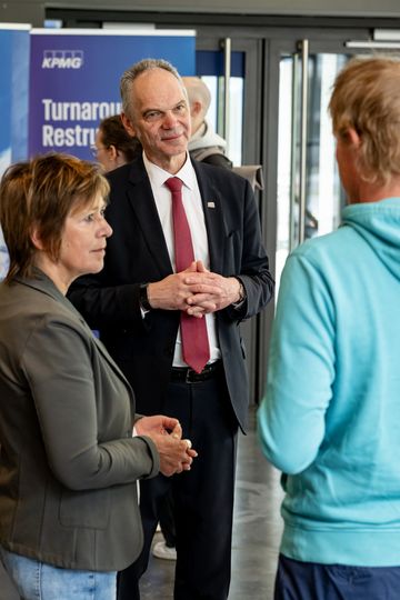 Präsident und Bürgermeisterin im Gespräch mit Aussteller