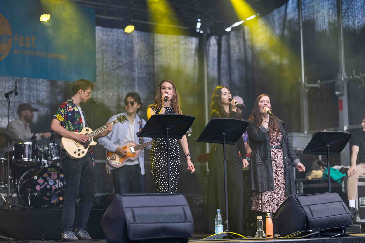 Auftritt einer Band beim Internationalen Sommerfest 2026