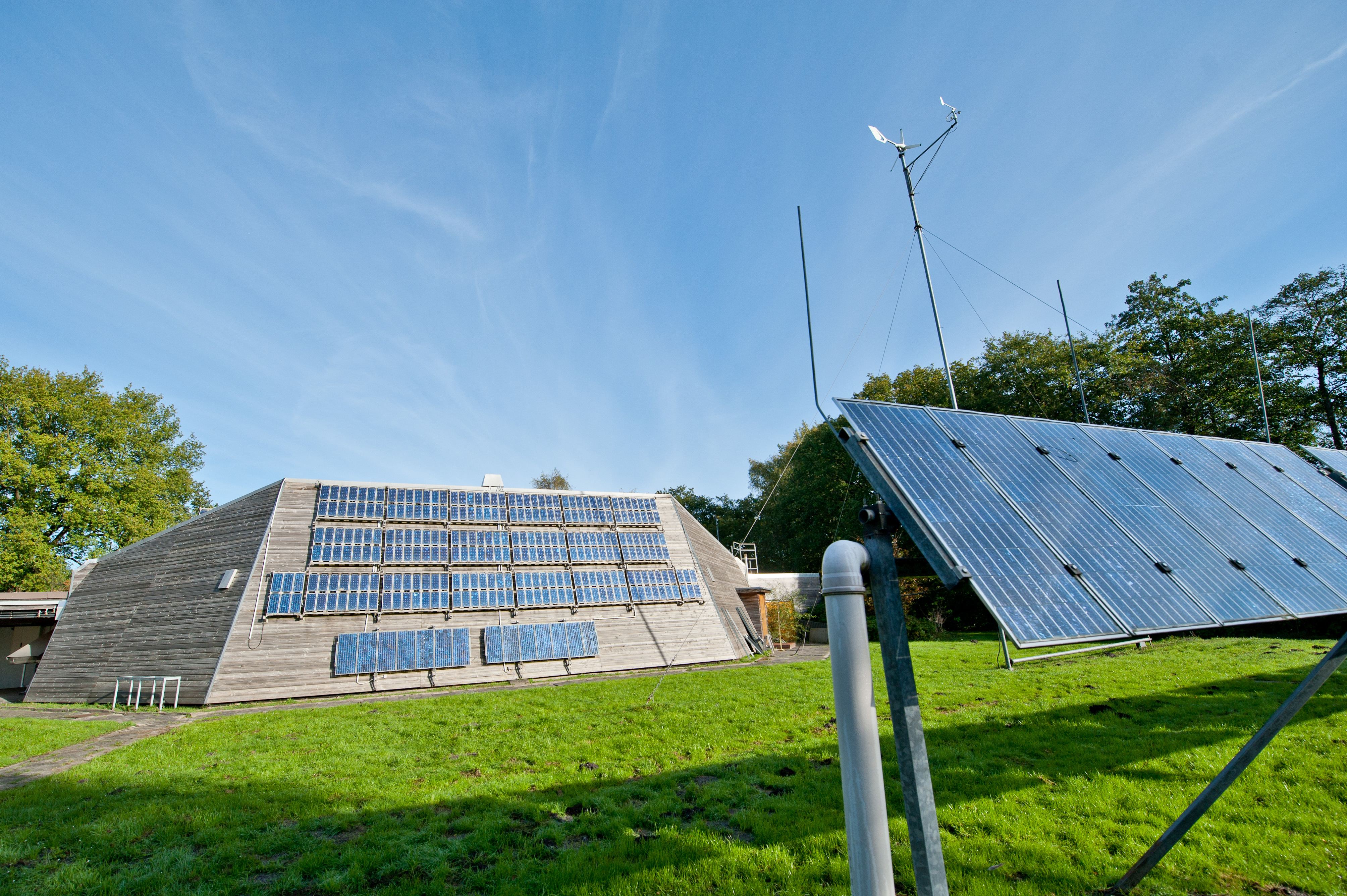 Totale des Energielabors, an der Wand sind Fotovoltaikmodule zu sehen, im Vordergrund ebenfalls ein Paneel mit Fotovoltaik.
