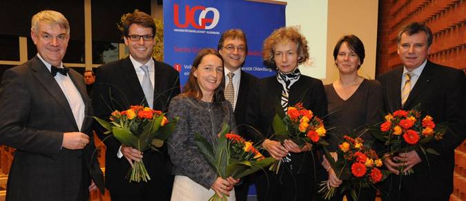 Auf dem Foto (von links) Michael Wefers (UGO), Dr. Detlev Gabel, Dr. Sigrid Graumann, Prof. Dr. Mathias Wickleder, Prof. Dr. Gesa Lindemann, Prof. Dr. Esther Ruigendijk, Prof. Dr. Jürgen Taeger