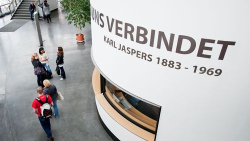 Das Bild zeigt den Schriftzug „Wahrheit ist, was uns verbindet“, ein Zitat von Karl Jaspers. Er ist im Hörsaalzentrum A 14 angebracht.