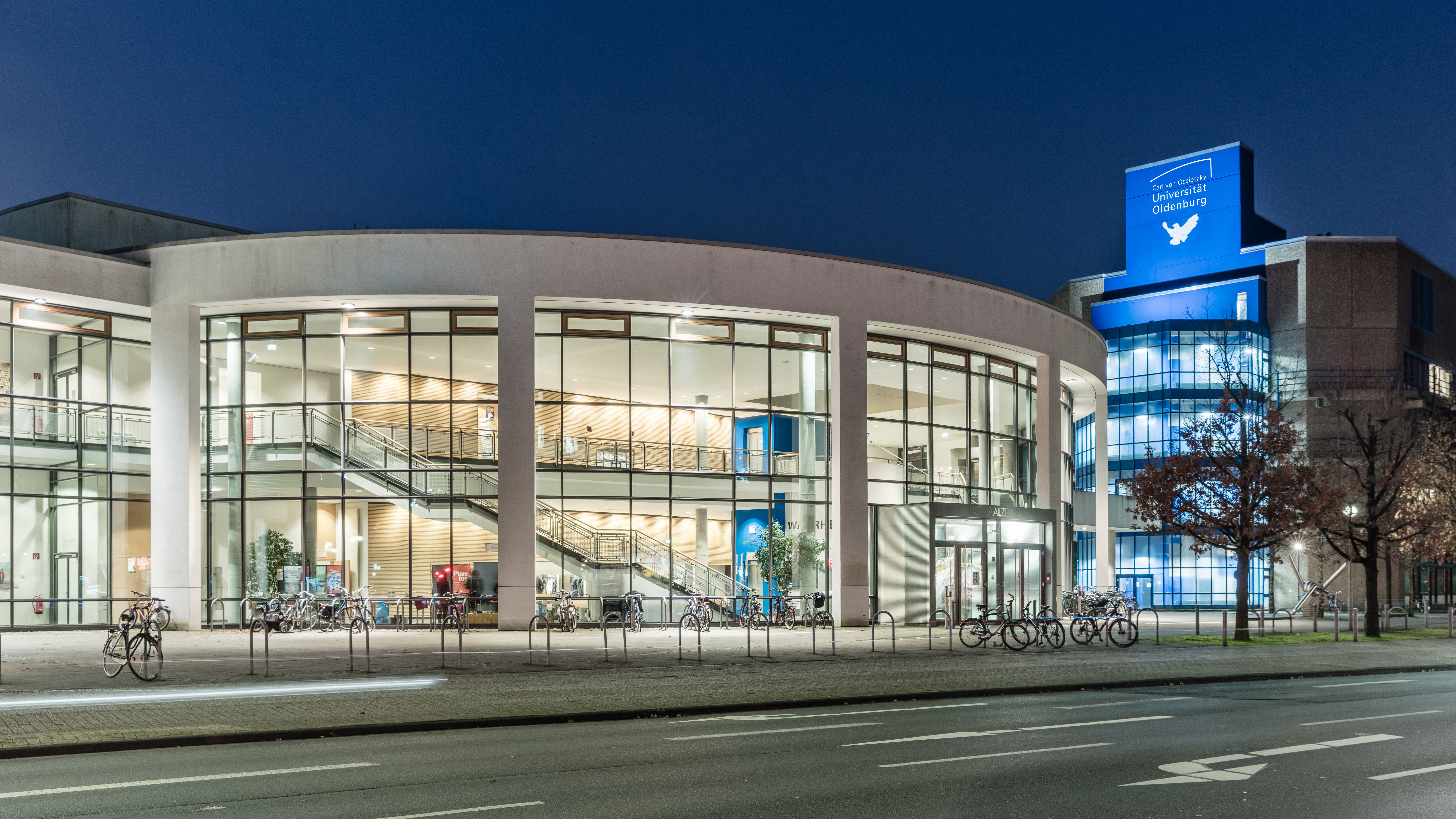Oldenburg University Lecture Centre at night: brightly lit building against a dark blue background